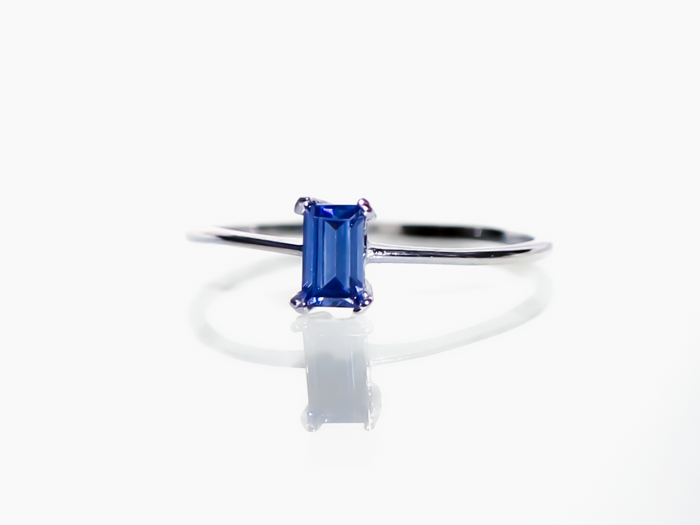 Anillo Petite Azul Zafiro con Zirconias AAAA de Mucha Plata México