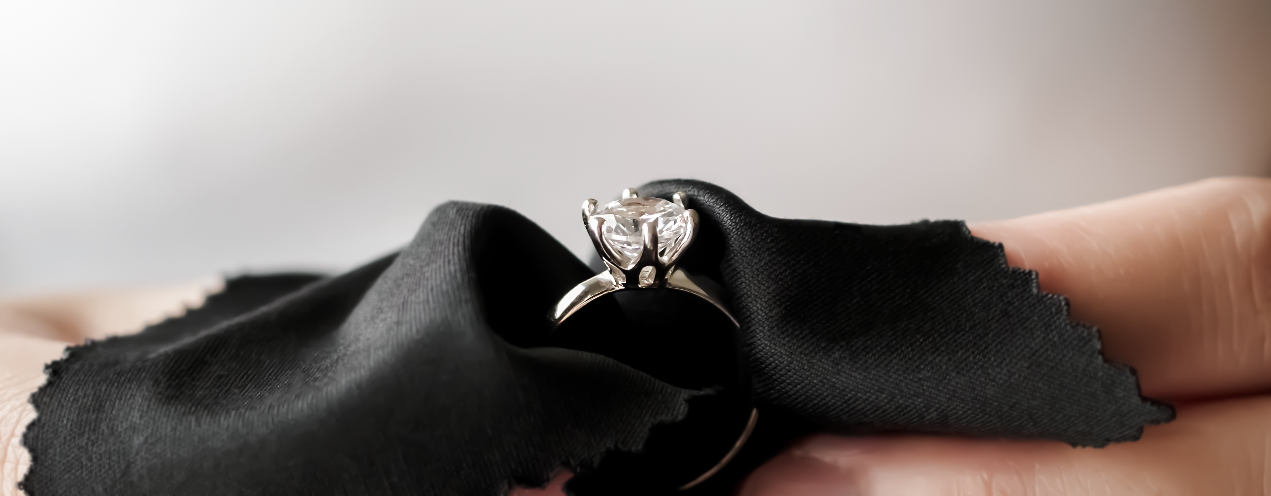 Anillo de Compromiso con franela de limpieza