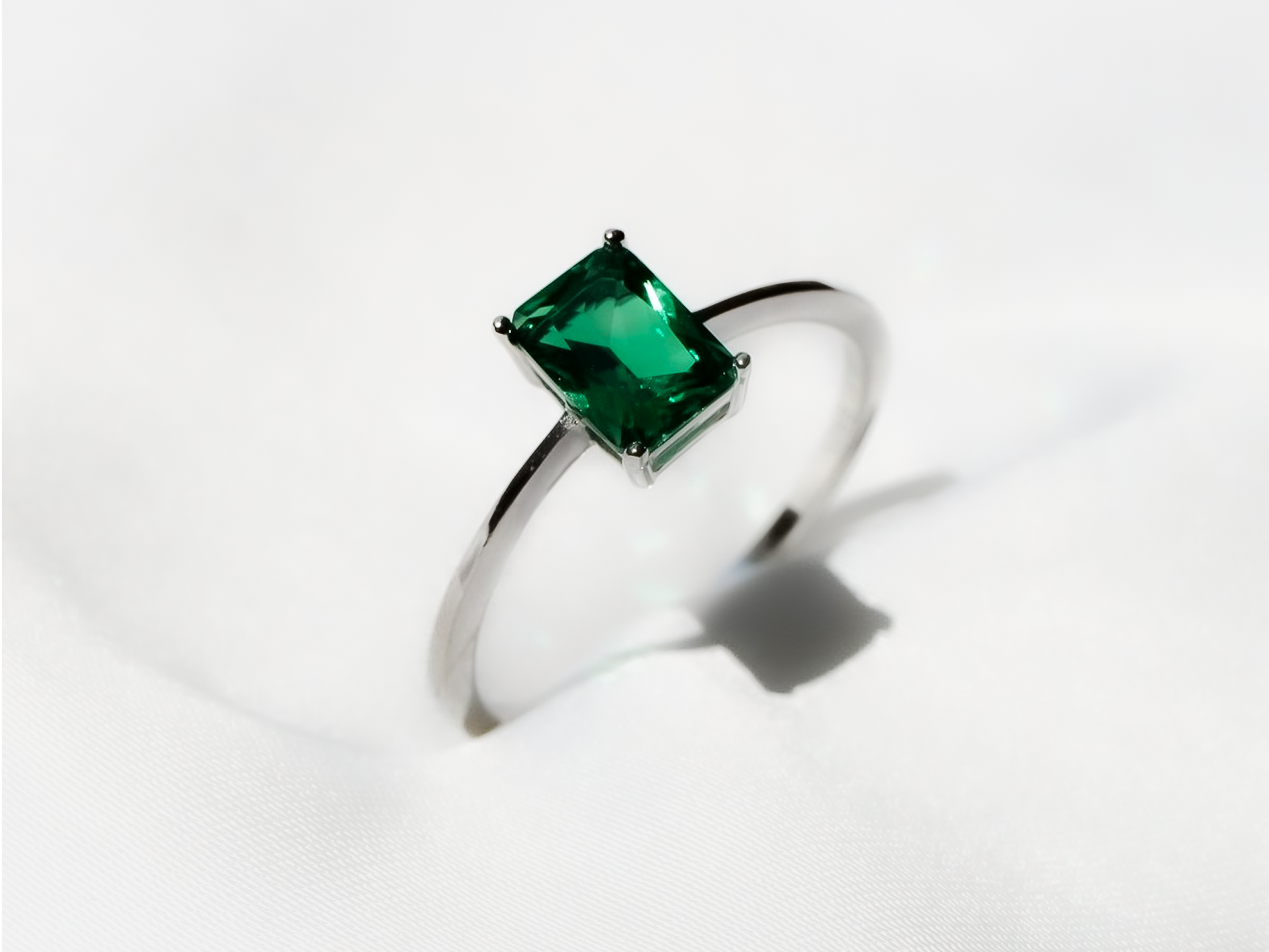Anillo Petite Verde Esmeralda con Zirconias AAAA de Mucha Plata México