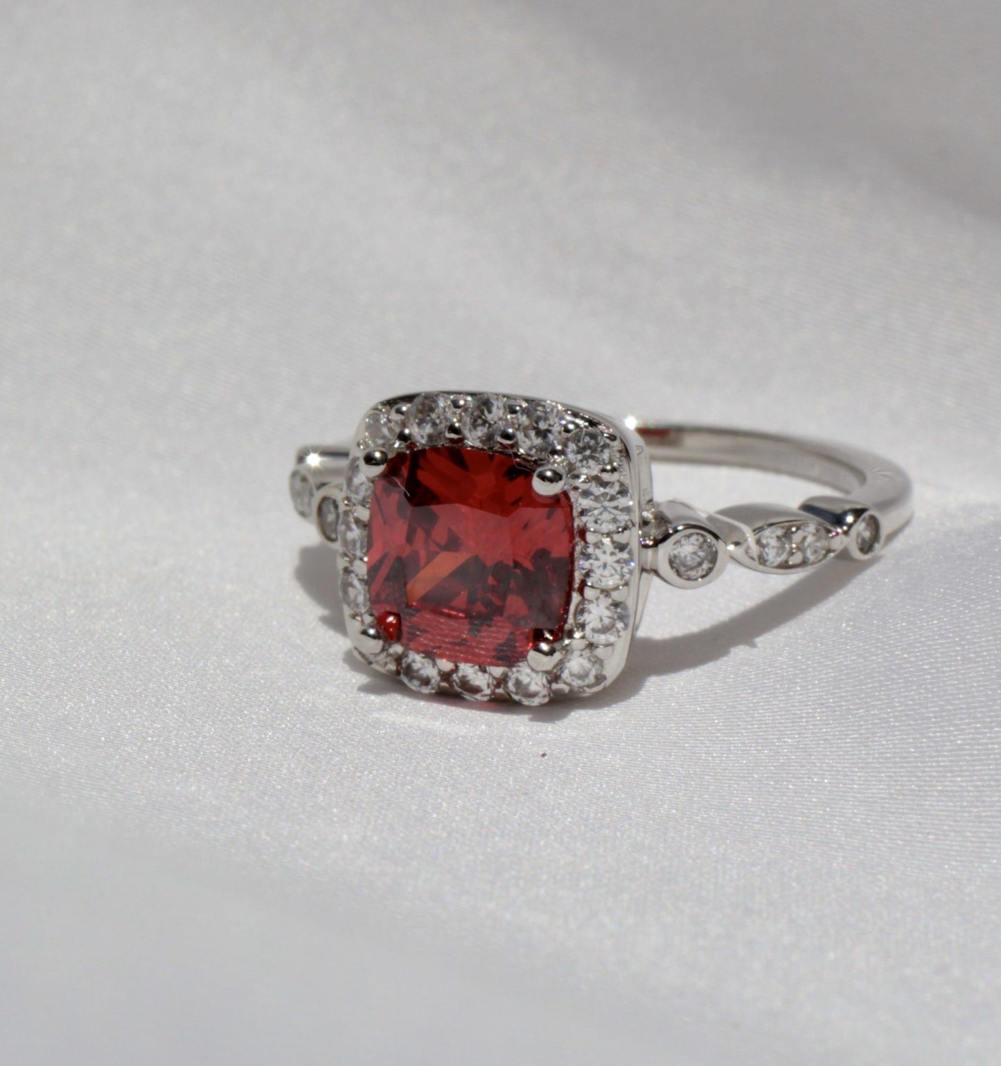 Anillo Sevilla Rojo Granate Anillo Plata 